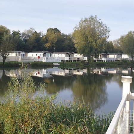 Lakeside Cotswold Holiday Home ไซเร็นเซสเตอร์ ภายนอก รูปภาพ