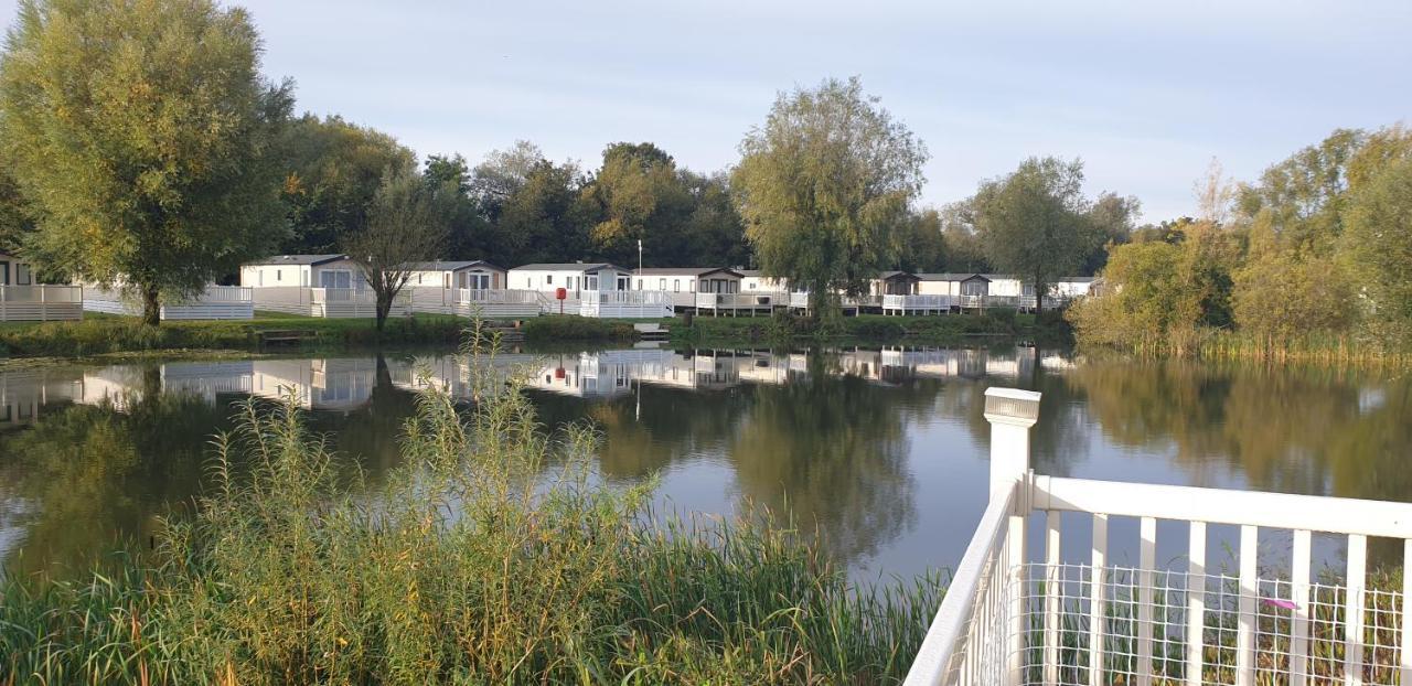 Lakeside Cotswold Holiday Home ไซเร็นเซสเตอร์ ภายนอก รูปภาพ