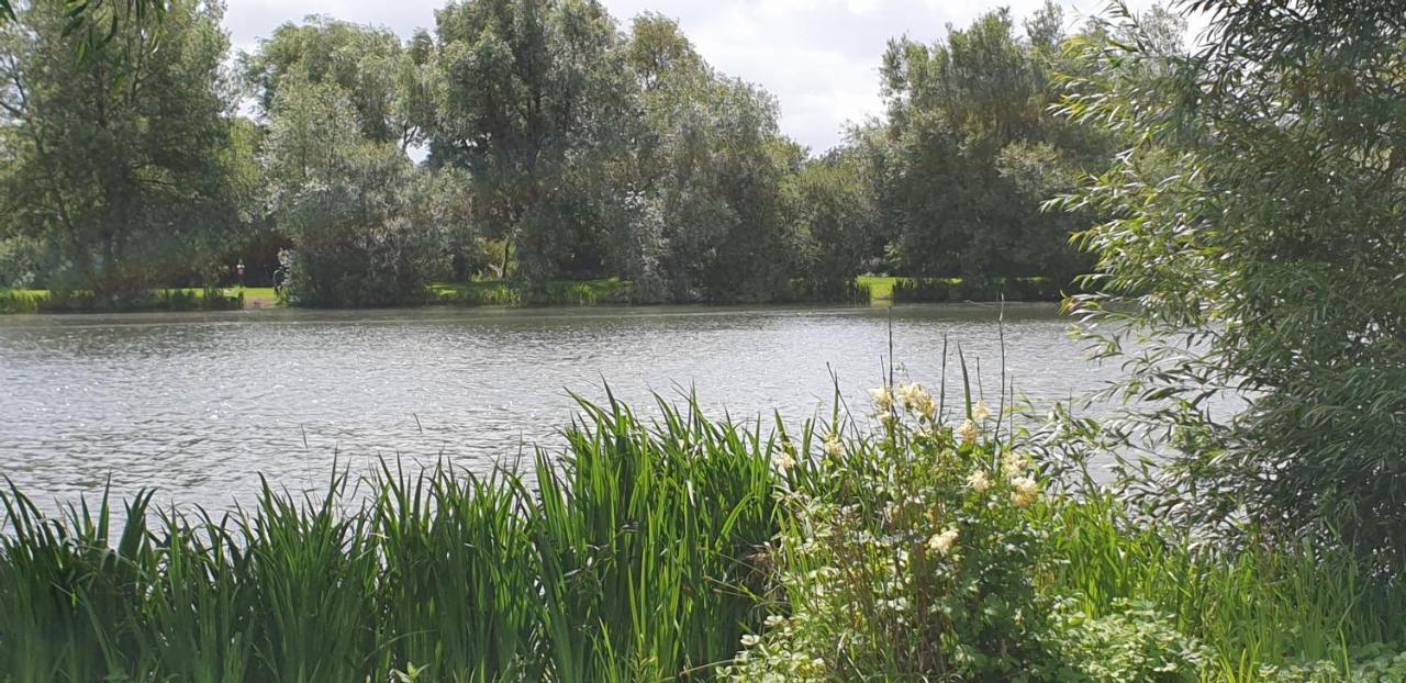Lakeside Cotswold Holiday Home ไซเร็นเซสเตอร์ ภายนอก รูปภาพ