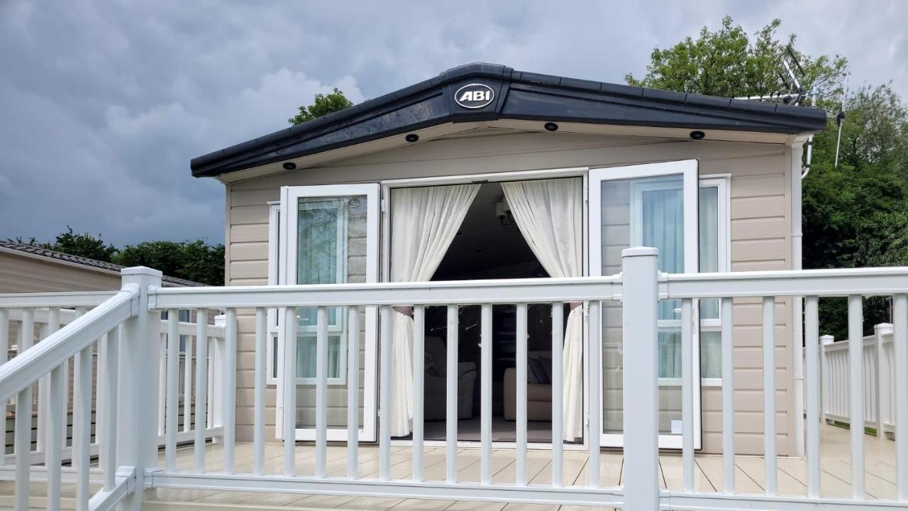 Lakeside Cotswold Holiday Home ไซเร็นเซสเตอร์ ภายนอก รูปภาพ