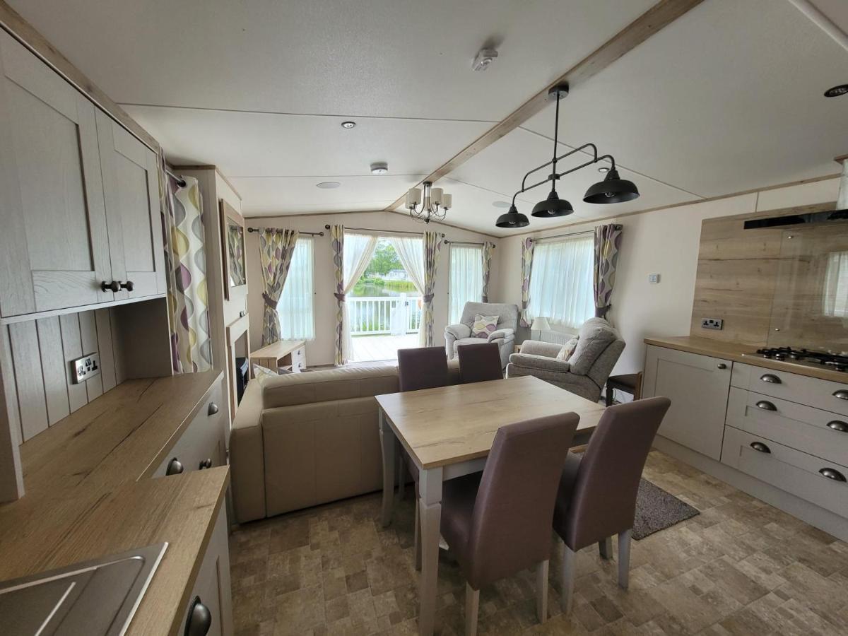 Lakeside Cotswold Holiday Home ไซเร็นเซสเตอร์ ภายนอก รูปภาพ