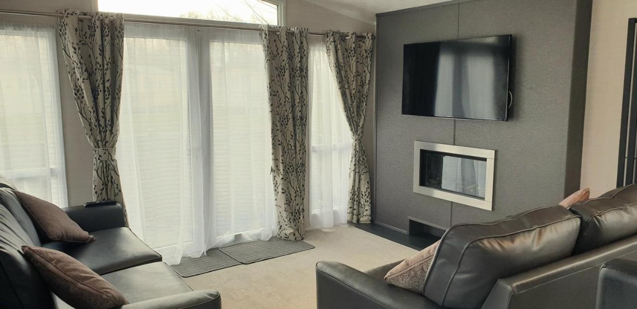 Lakeside Cotswold Holiday Home ไซเร็นเซสเตอร์ ภายนอก รูปภาพ
