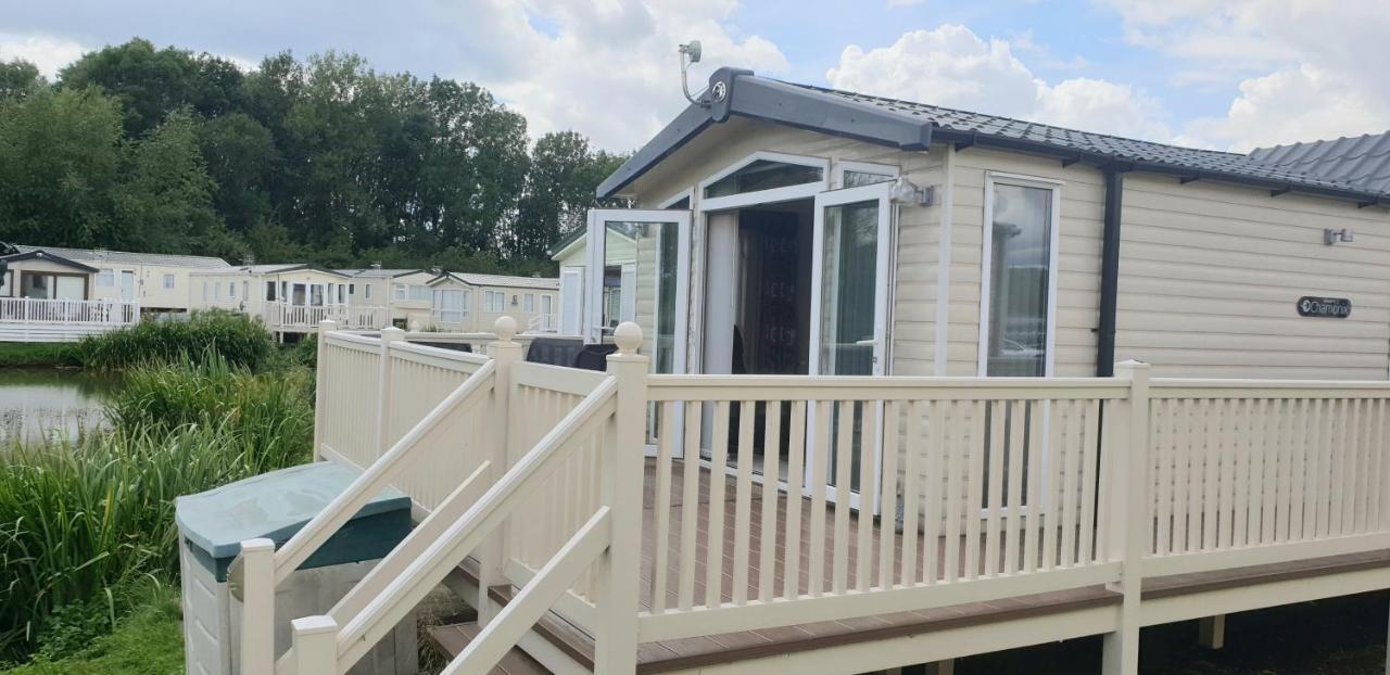 Lakeside Cotswold Holiday Home ไซเร็นเซสเตอร์ ภายนอก รูปภาพ