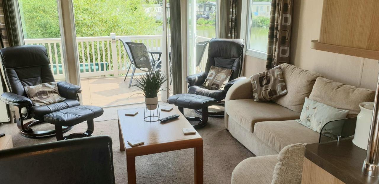 Lakeside Cotswold Holiday Home ไซเร็นเซสเตอร์ ภายนอก รูปภาพ