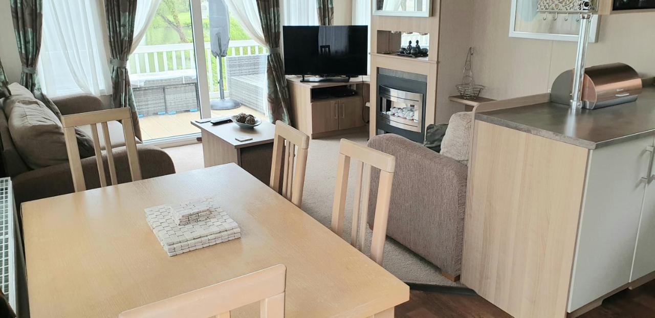 Lakeside Cotswold Holiday Home ไซเร็นเซสเตอร์ ภายนอก รูปภาพ