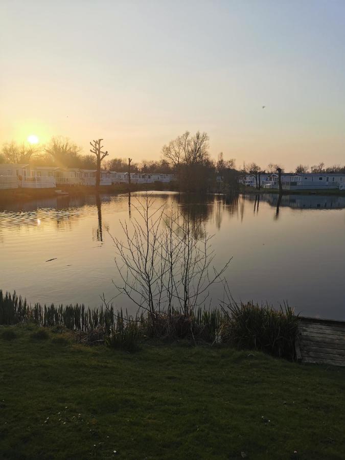 Lakeside Cotswold Holiday Home ไซเร็นเซสเตอร์ ภายนอก รูปภาพ
