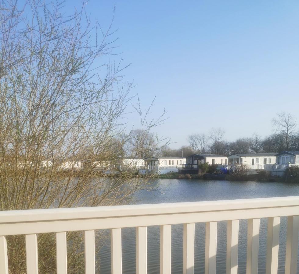 Lakeside Cotswold Holiday Home ไซเร็นเซสเตอร์ ภายนอก รูปภาพ
