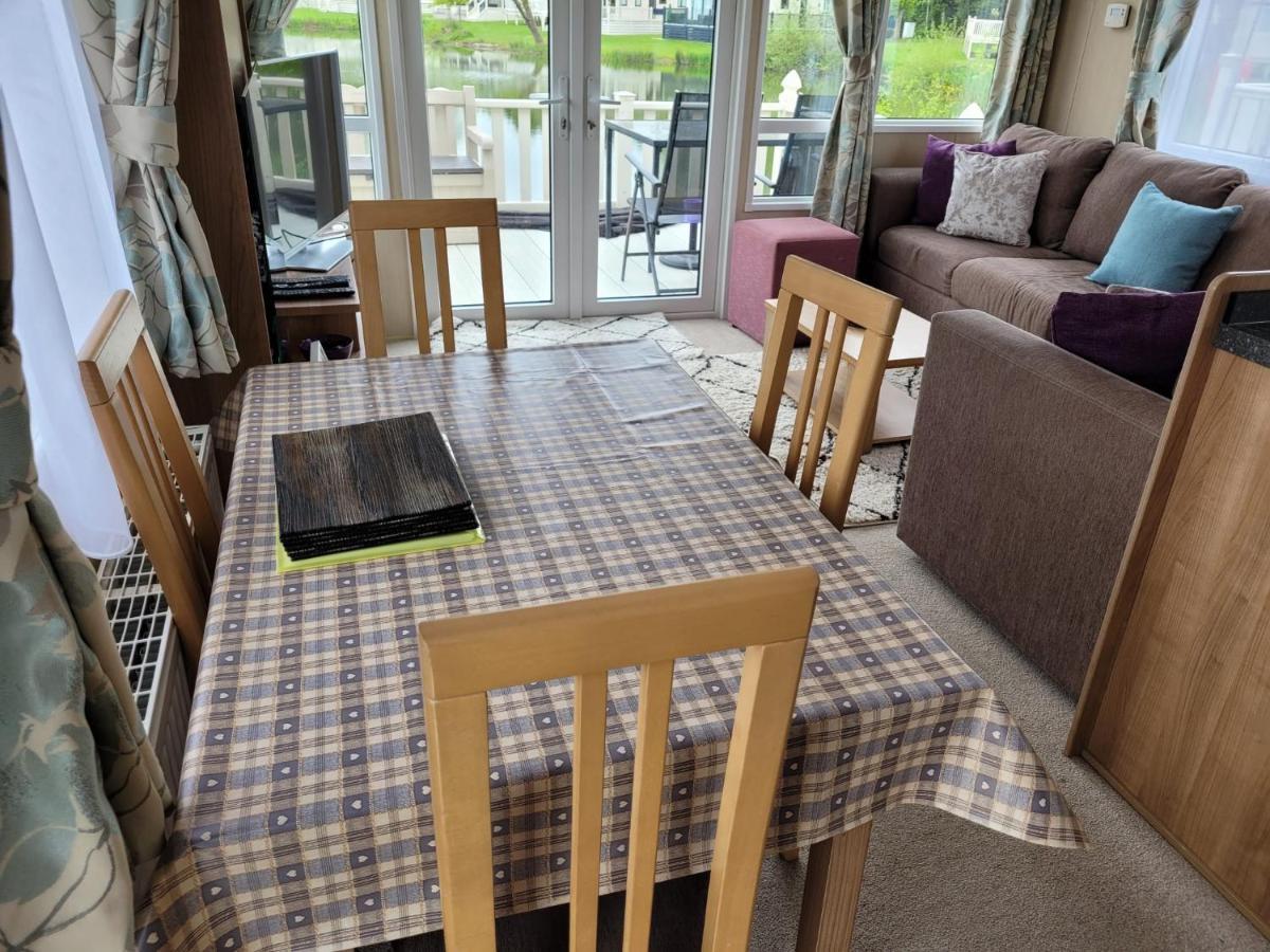Lakeside Cotswold Holiday Home ไซเร็นเซสเตอร์ ภายนอก รูปภาพ