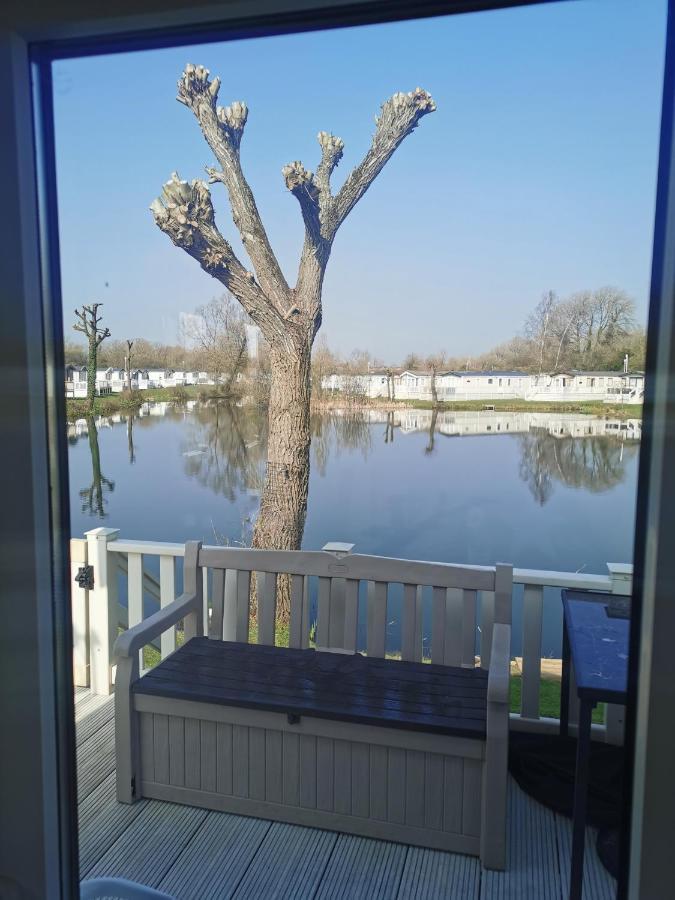 Lakeside Cotswold Holiday Home ไซเร็นเซสเตอร์ ภายนอก รูปภาพ
