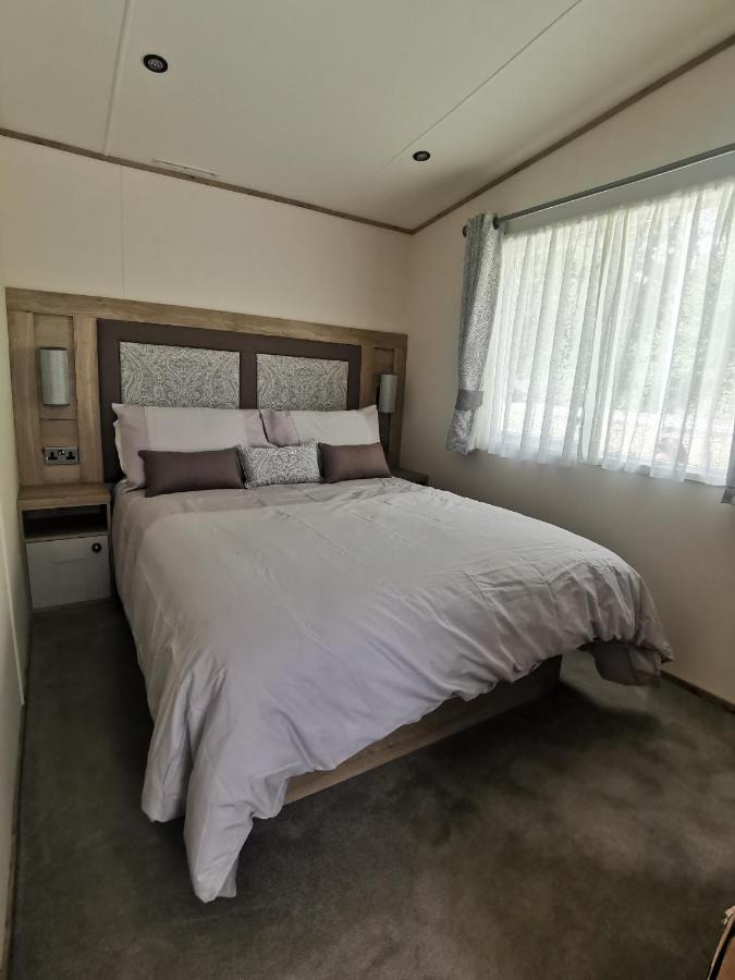 Lakeside Cotswold Holiday Home ไซเร็นเซสเตอร์ ภายนอก รูปภาพ