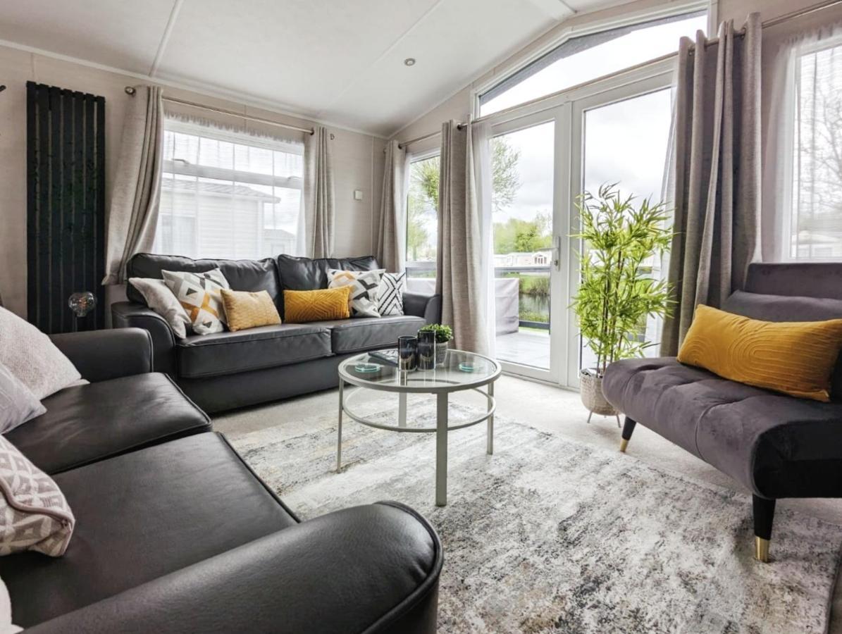 Lakeside Cotswold Holiday Home ไซเร็นเซสเตอร์ ภายนอก รูปภาพ