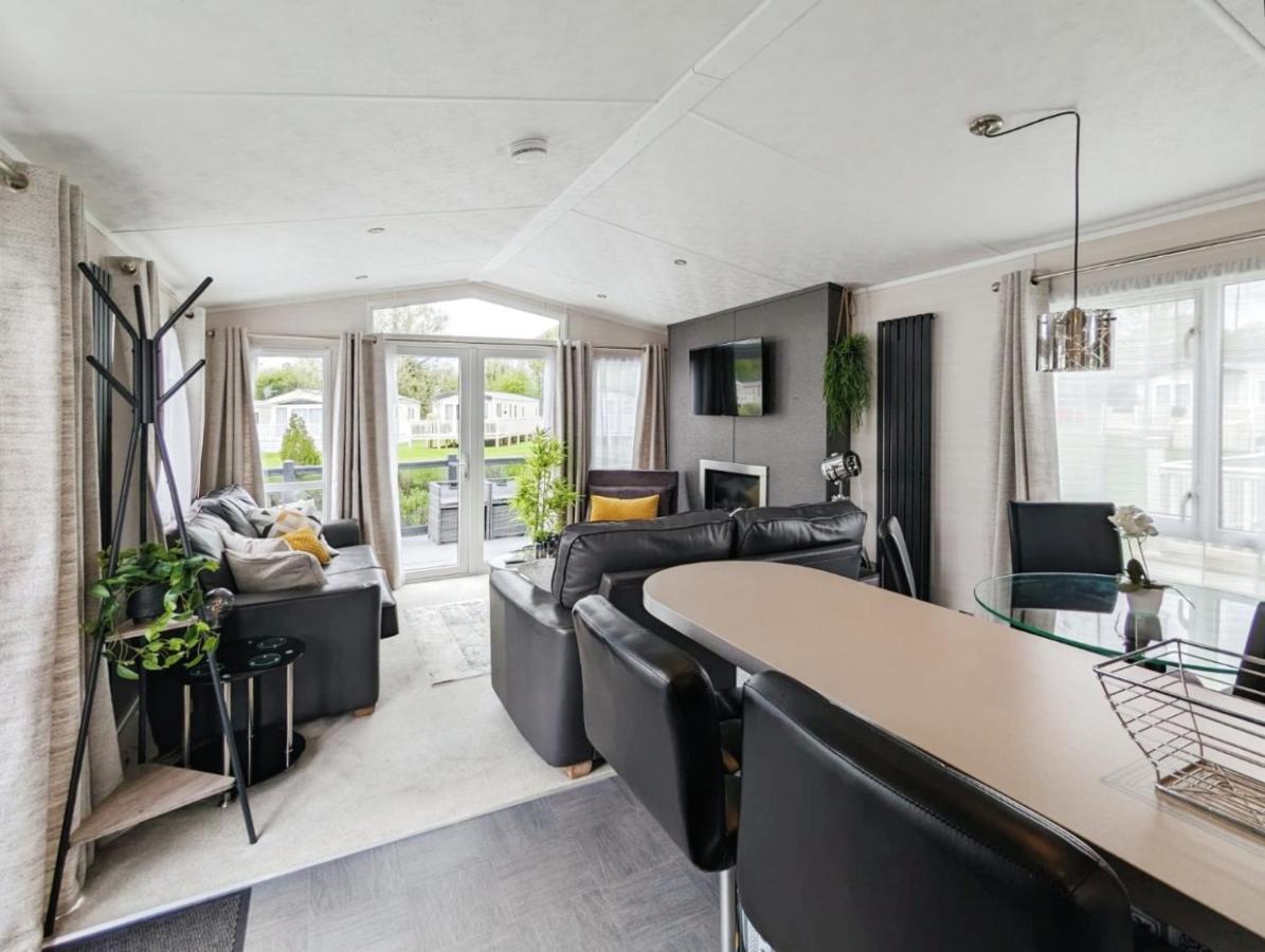 Lakeside Cotswold Holiday Home ไซเร็นเซสเตอร์ ภายนอก รูปภาพ