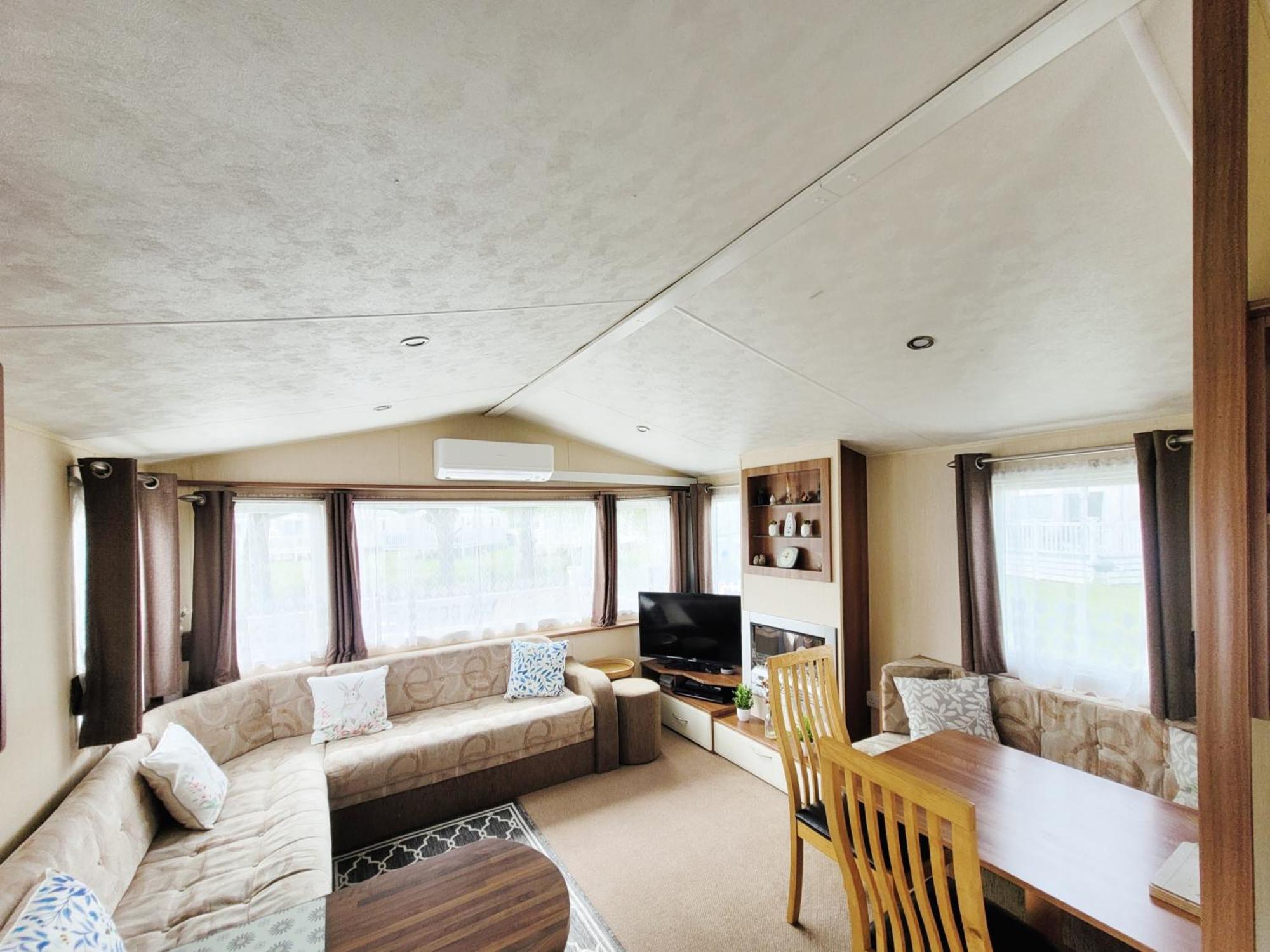 Lakeside Cotswold Holiday Home ไซเร็นเซสเตอร์ ภายนอก รูปภาพ