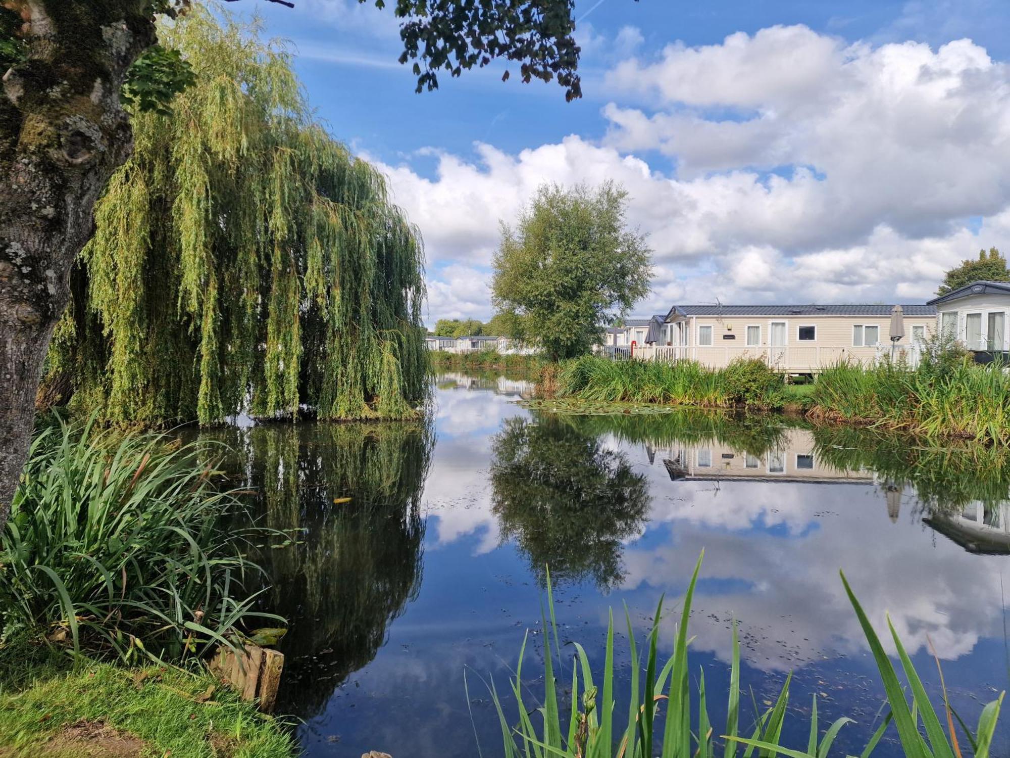 Lakeside Cotswold Holiday Home ไซเร็นเซสเตอร์ ภายนอก รูปภาพ