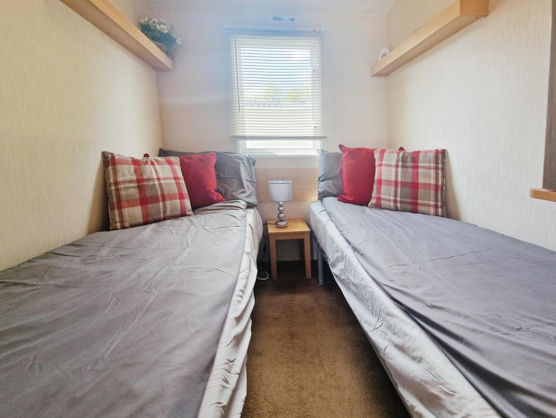 Lakeside Cotswold Holiday Home ไซเร็นเซสเตอร์ ภายนอก รูปภาพ